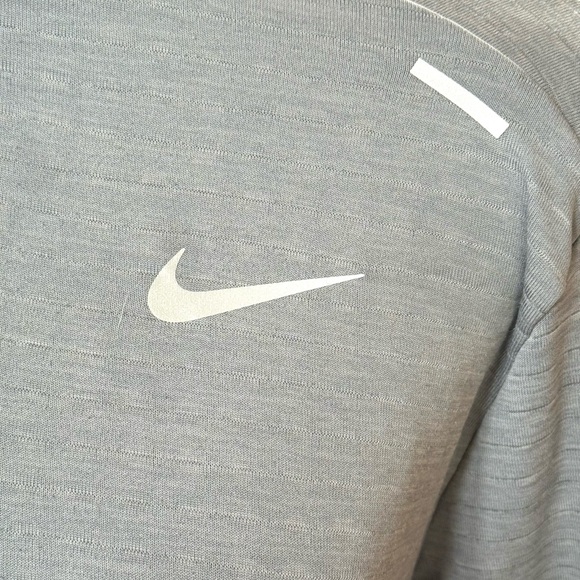 NIKE Small Women’s Light Gray Therma-Fit Pullover - Picture 4 of 5